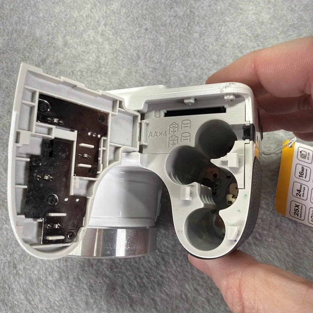 Kodak PIXPRO AZ252 25x Zoom Bridge Camera White For Parts Does Not Turn On